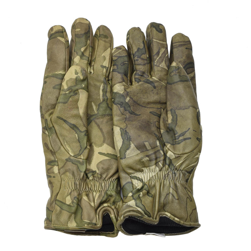 Véritables gants tactiques de combat militaires britanniques en cuir isolés camouflage MTP