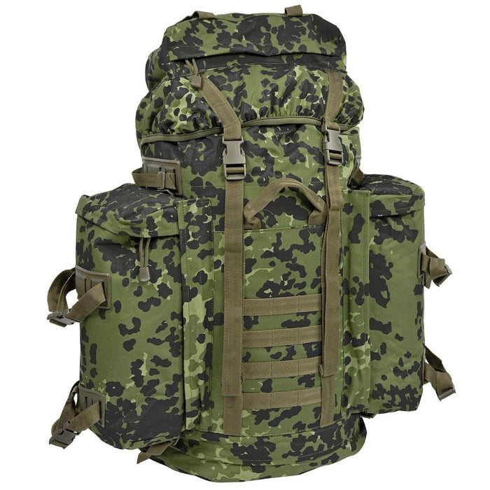 Grand sac à dos de randonnée en montagne camouflage A.Blochl M84 avec bretelles rembourrées, ceinture de hanche, boucles MOLLE et plusieurs compartiments pour le matériel de randonnée.