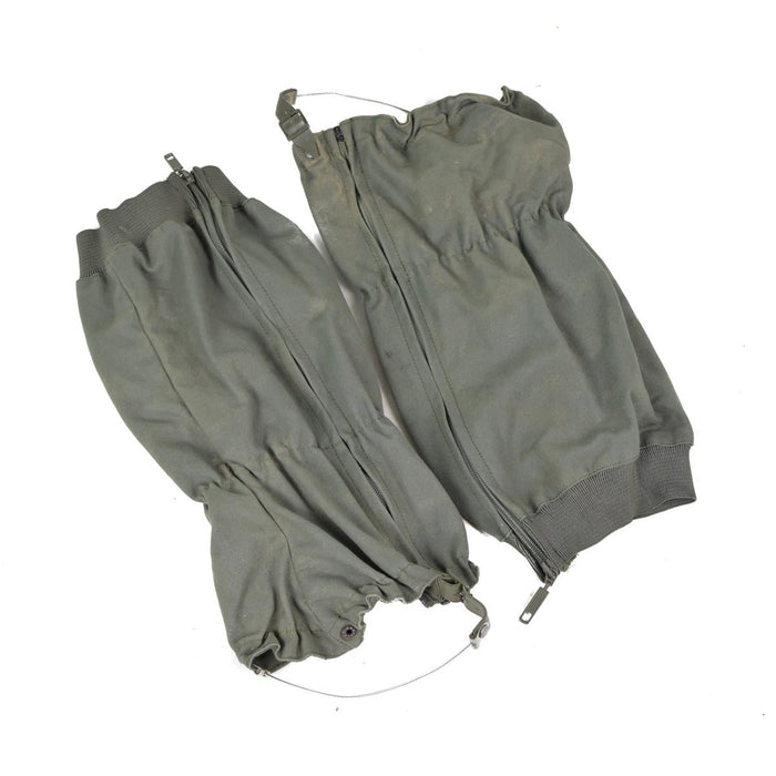 Paire d'authentiques guêtres de combat militaires françaises olive terne avec fermetures éclair latérales et cordons réglables.
