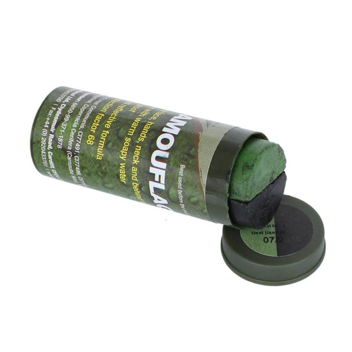 Coquille de marqueur de paintball camouflage vert avec un récipient cylindrique sur fond blanc