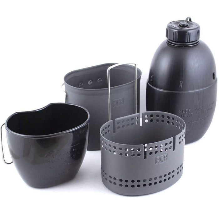 Ensemble de cuisine britannique d'extérieur BCB Mk2 comprenant une tasse NATO, une cuisinière, une cantine et un allume-feu dans un design compact.