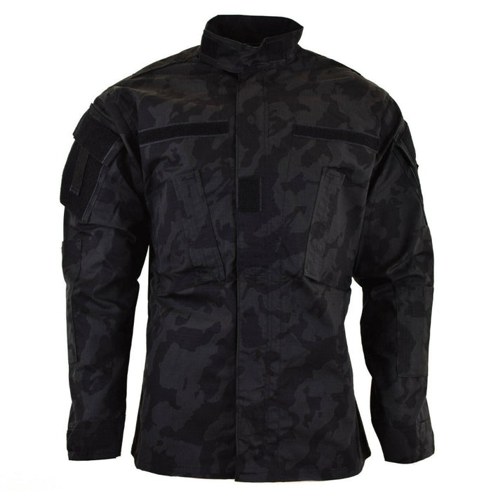 Veste de combat de marque de style militaire en tissu ripstop ACU avec motif camouflage nocturne et multiples poches.