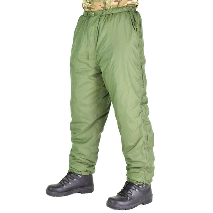 Pantalon thermique réversible de l'armée britannique de couleur verte, conçu pour le temps froid et les conditions extérieures extrêmes.
