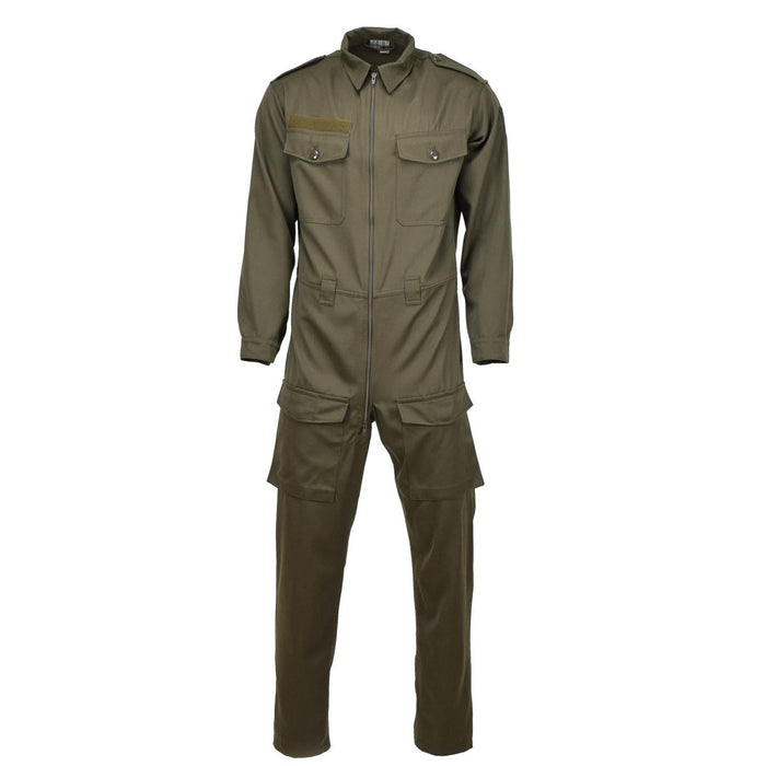 Véritable combinaison de mécanicien militaire autrichienne olive avec poches cargo, poignets réglables, épaulettes et fermeture éclair métallique bidirectionnelle.