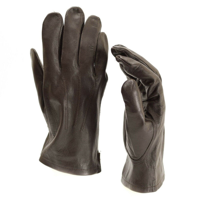 Paire de véritables gants de surplus militaires en cuir marron de l'armée belge à doigt complet isolés sur fond blanc