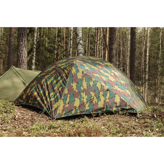 Tente ripstop imperméable pour deux personnes militaires belges installée dans une forêt avec motif camouflage et piquets sécurisés.
