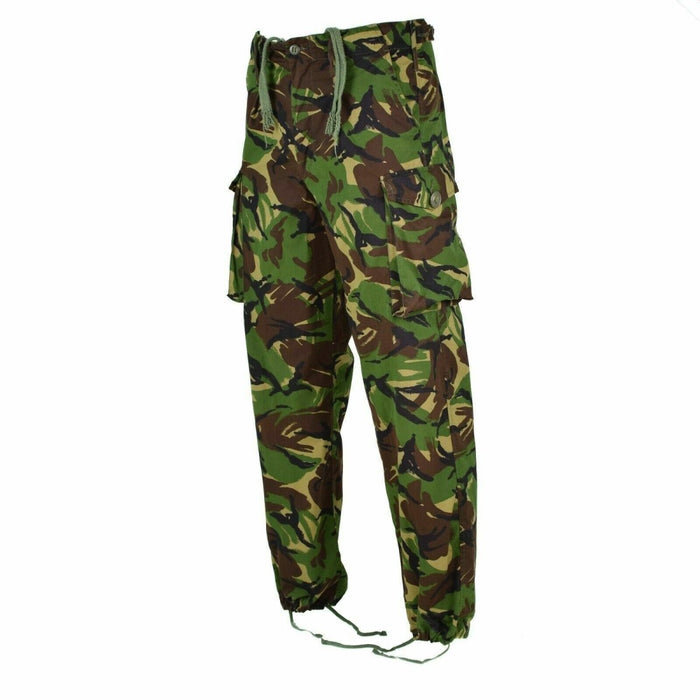Véritable pantalon de combat DPM de l'armée britannique avec camouflage forestier, genoux renforcés, taille réglable et poches cargo.