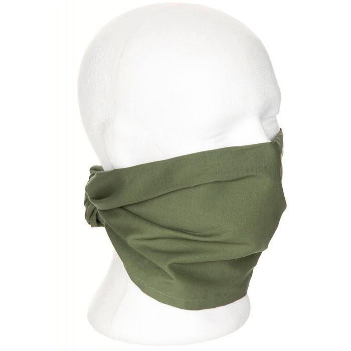 Véritable écharpe du désert vert olive de l'armée britannique utilisée comme bandeau bandana respirant sur la tête du mannequin.