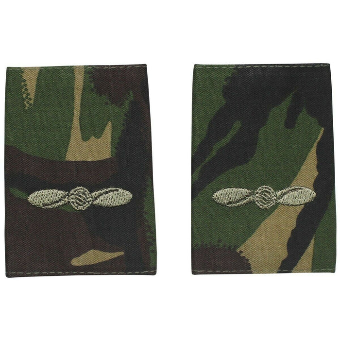 Paire de véritables boucles d'épaule de camouflage de l'armée britannique avec insigne de Leading Aircraftman brodé en fil d'argent