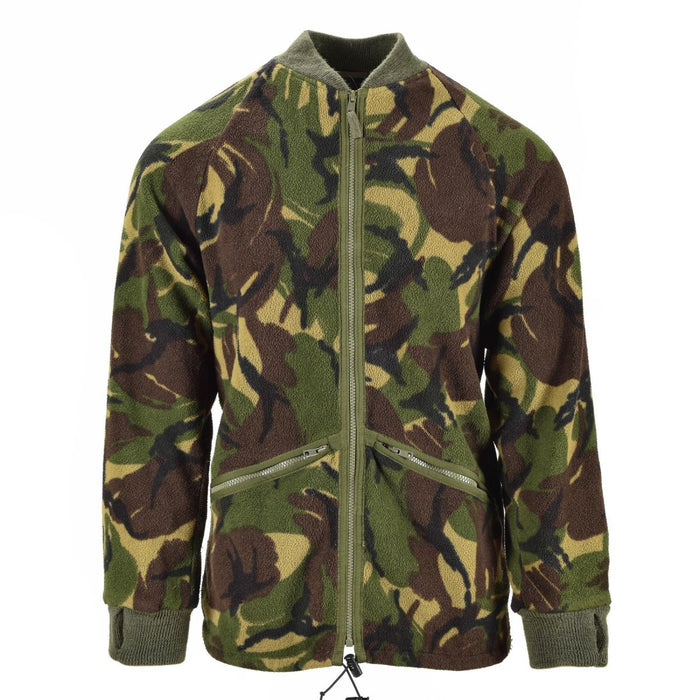 Veste polaire thermique cardigan militaire britannique en camouflage DPM avec fermeture éclair, poignets, col et ourlet réglables en tricot côtelé.