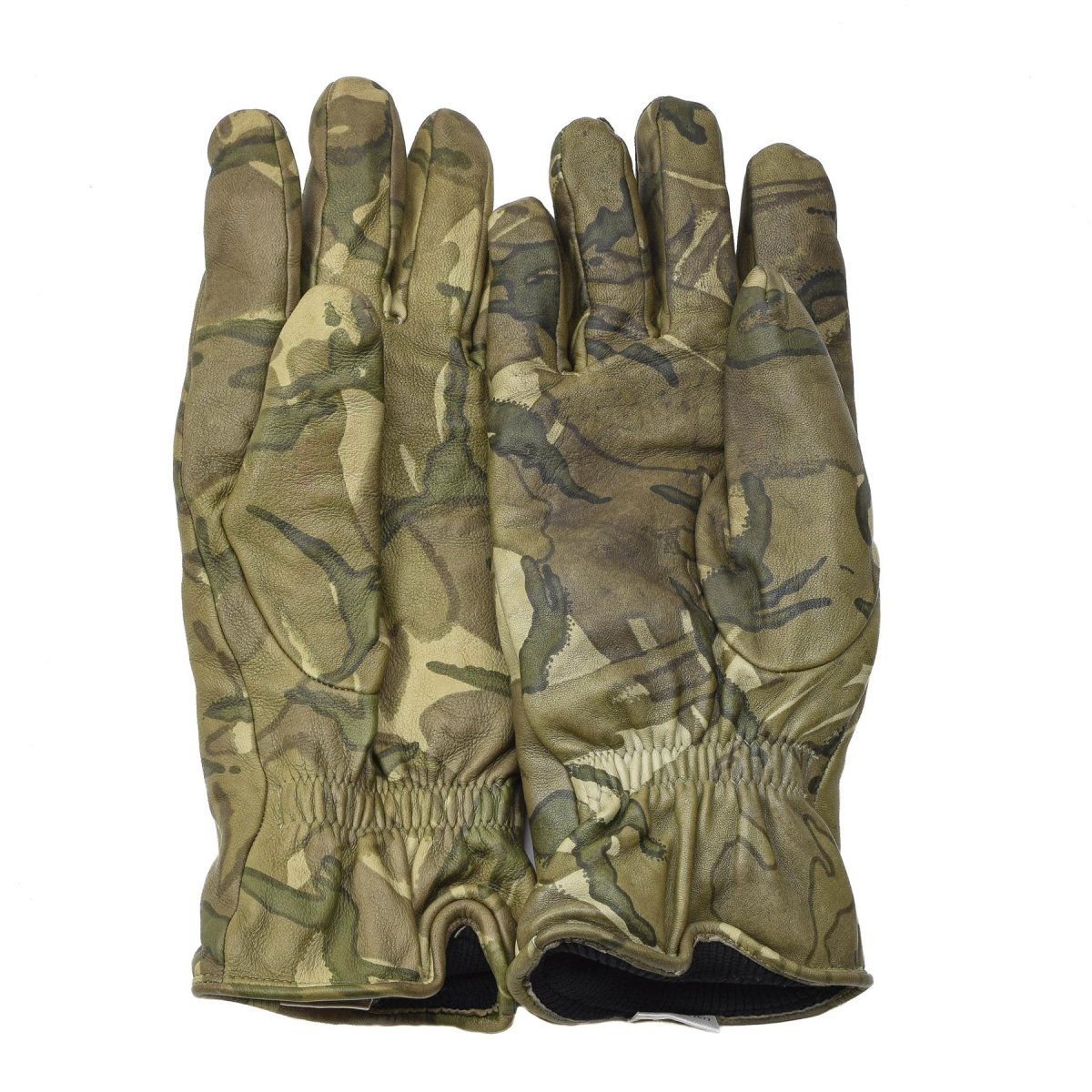 Véritables gants tactiques de combat militaires britanniques en cuir isolés camouflage MTP
