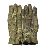 Véritables gants tactiques de combat militaires britanniques en cuir isolés camouflage MTP