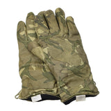 Véritables gants tactiques de combat militaires britanniques en cuir isolés camouflage MTP