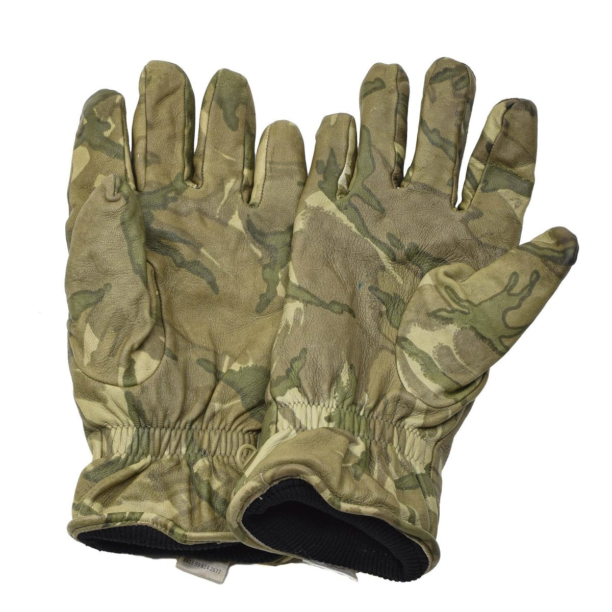 Véritables gants tactiques de combat militaires britanniques en cuir isolés camouflage MTP
