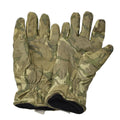 Véritables gants tactiques de combat militaires britanniques en cuir isolés camouflage MTP