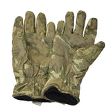 Véritables gants tactiques de combat militaires britanniques en cuir isolés camouflage MTP