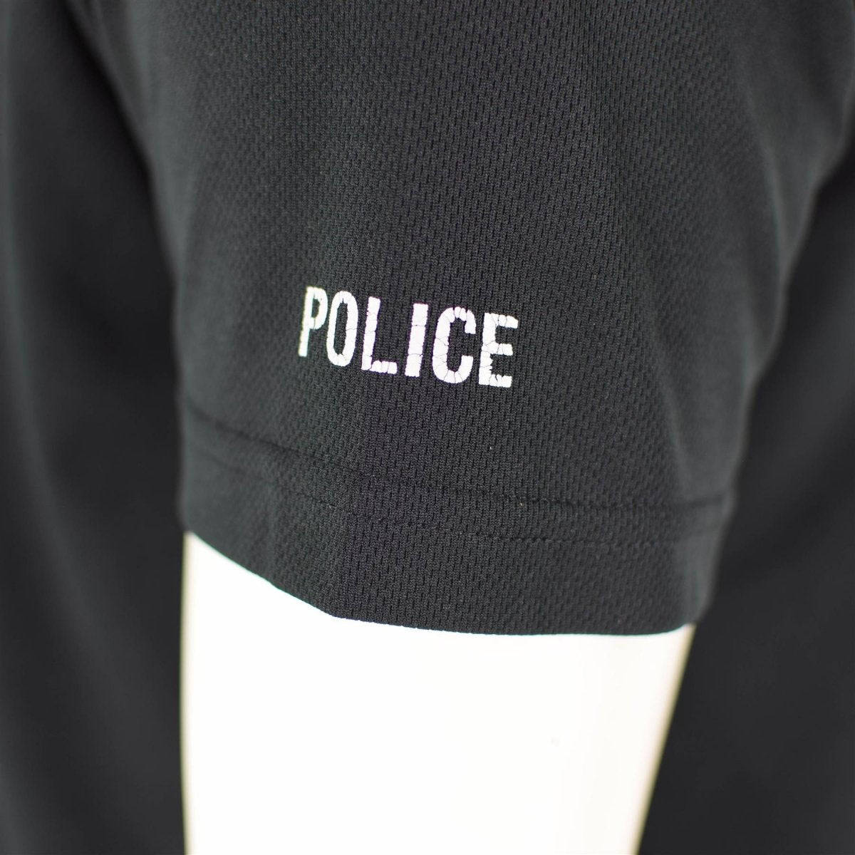 Véritable t-shirt de police britannique noir respirant et fonctionnel avec fermeture éclair sur le devant