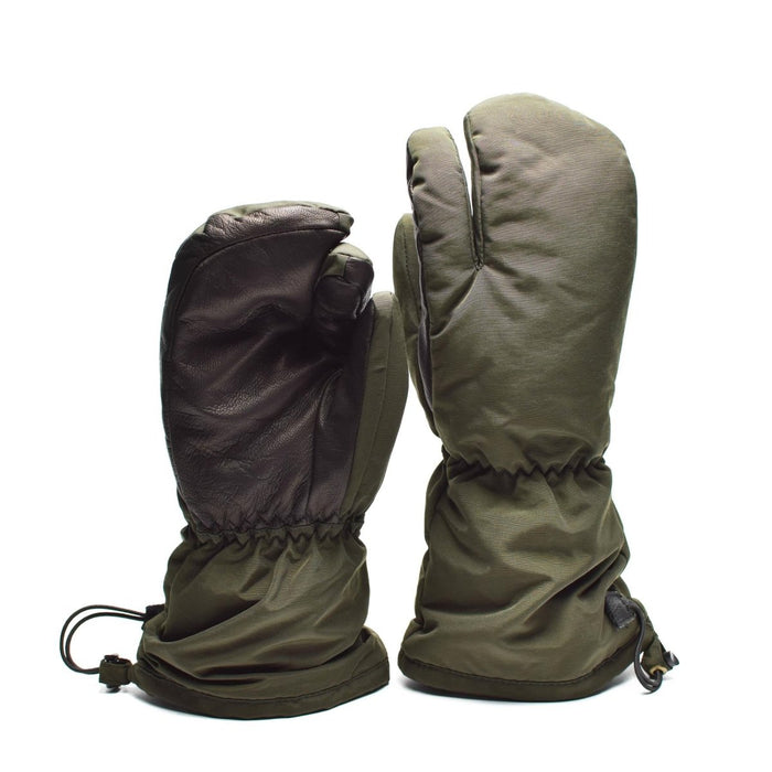 Paire de véritables mitaines à gâchette de l'armée danoise en vert olive avec paumes en cuir renforcé et poignets réglables.