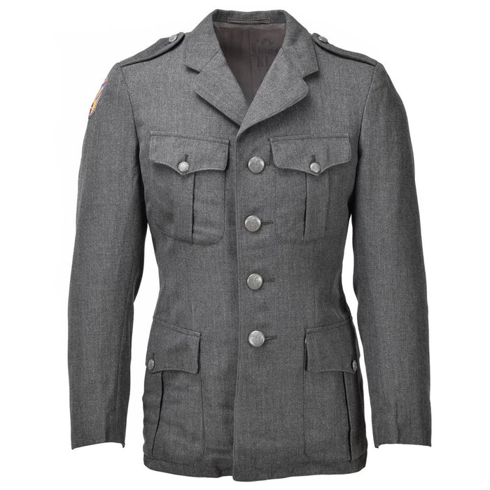 Véritable veste d'uniforme militaire grise des Forces de défense civile danoises avec insigne et devant boutonné pour une tenue formelle.