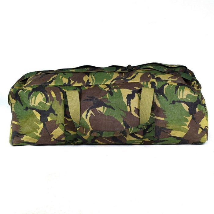 Véritable sac de week-end camouflage DPM de l'armée néerlandaise avec fermeture à glissière et poignées de transport durables pour une utilisation en extérieur