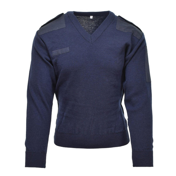 Véritable pull-over en tricot côtelé bleu foncé de l'armée néerlandaise à col en V avec des patchs sur les épaules et un motif de surplus militaire.