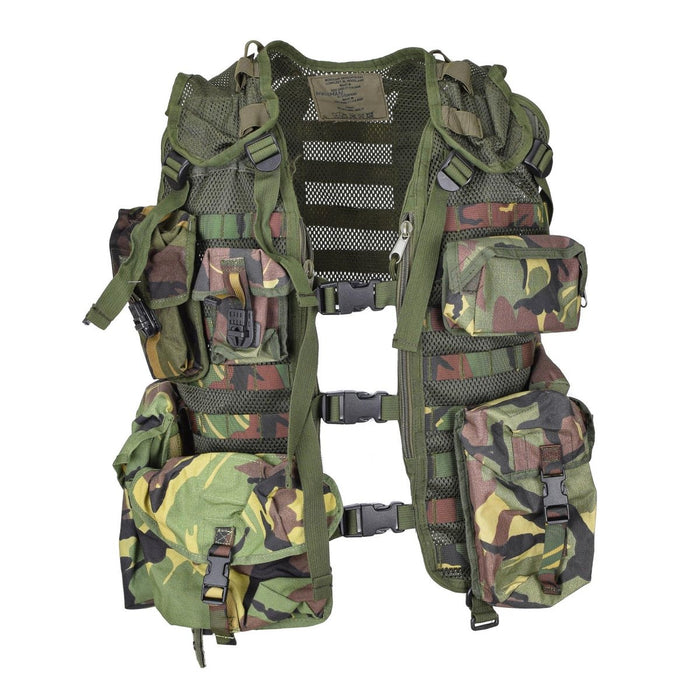 Gilet tactique militaire néerlandais avec 7 pochettes MOLLE modulaires en camouflage Woodland DMP, design respirant et réglable.