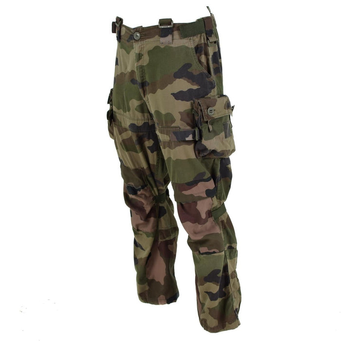 Pantalon de combat de l'armée française en camouflage CCE avec tissu ripstop résistant et plusieurs poches pour un usage tactique