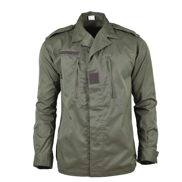 Véritable veste de combat vert olive F2 de l'armée française avec poches zippées, poignets réglables, épaulettes et design militaire durable.