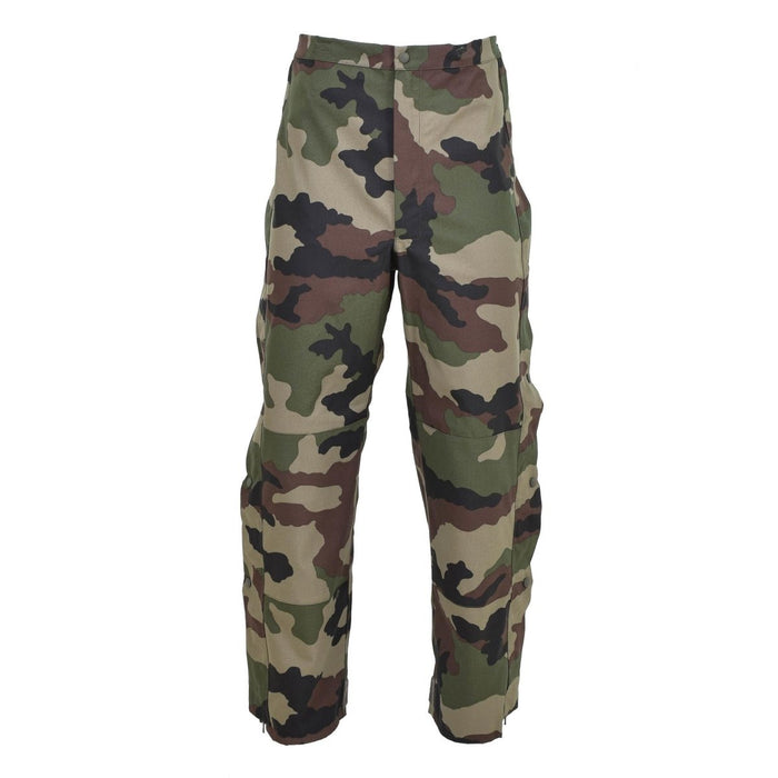 Véritable pantalon de pluie imperméable trilaminé de l'armée française avec motif camouflage CCE et bretelles réglables pour un ajustement sécurisé.