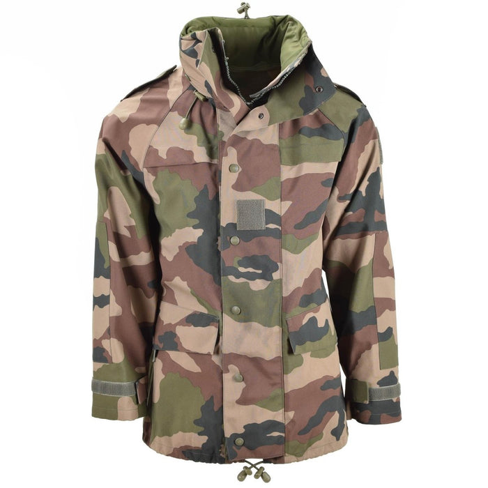 Véritable veste camouflage trilaminé imperméable de l'armée française avec capuche, rabat-tempête, plusieurs poches et coupe réglable.