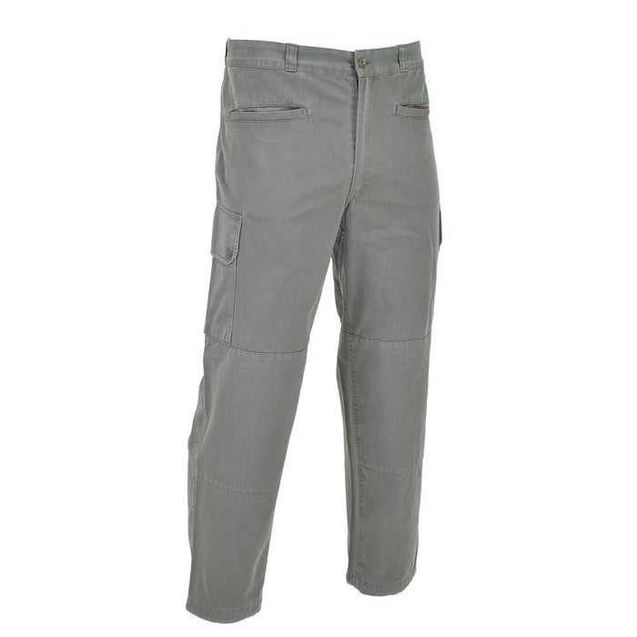 Pantalon cargo gris d'origine militaire française avec genoux renforcés et devant plat pour plus de durabilité et de confort.