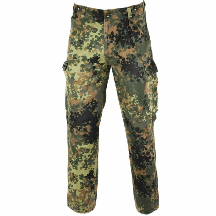 Véritable pantalon de combat camouflage flecktarn de l'armée allemande avec plusieurs poches sécurisées pour une utilisation extérieure et militaire.
