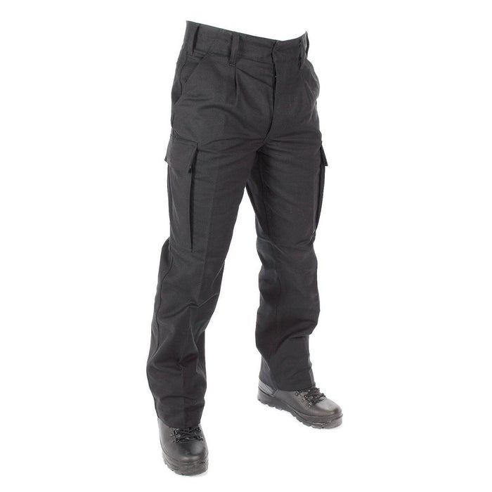 Véritable pantalon cargo en moleskine noire de l'armée allemande avec passants de ceinture et poches sécurisées, durable pour une utilisation sur le terrain.