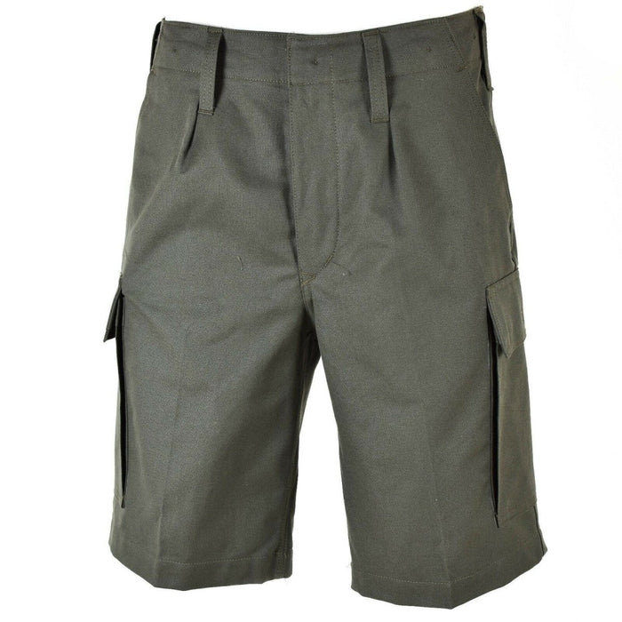 Véritable short cargo en moleskine olive de l'armée allemande avec un tissu durable et de multiples poches pour une utilisation en extérieur.
