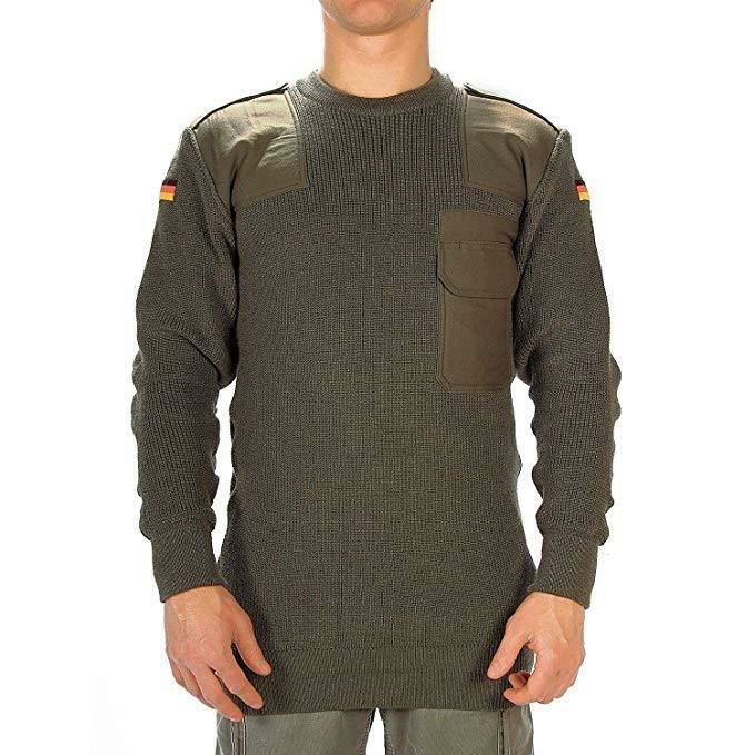 Pull en laine vert olive de l'armée allemande avec patchs renforcés, poche poitrine et insigne du drapeau allemand sur les manches.