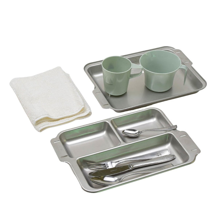 Ensemble complet d'ustensiles de camping militaire allemand comprenant des plateaux en acier inoxydable, des gobelets en plastique, des couverts et une serviette en coton.