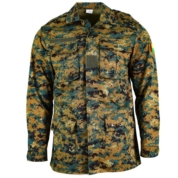 Véritable veste militaire de Guinée Bissau en camouflage savane numérique RipStop avec plusieurs poches et détails militaires.