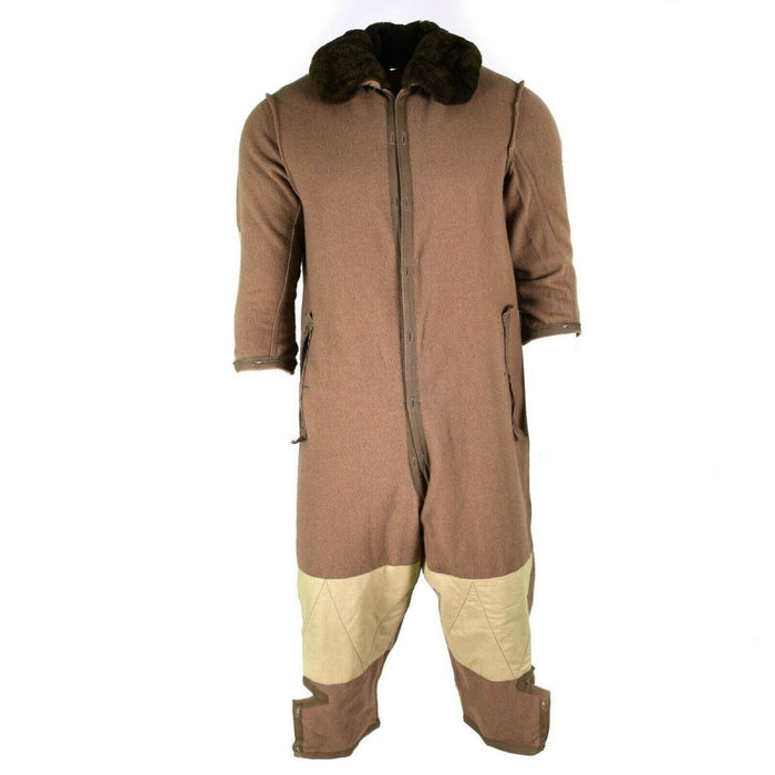 Véritable combinaison de l'armée italienne avec fermeture éclair sur le devant, col en fourrure, genoux rembourrés et combinaison militaire durable.