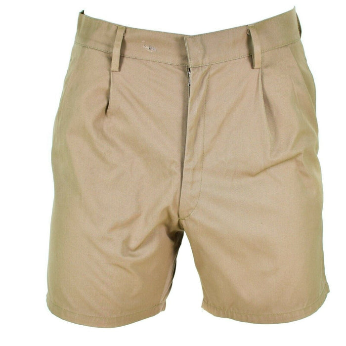 Véritable short militaire italien kaki avec fermeture éclair sur le devant, passants de ceinture et tissu respirant durable pour une tenue extérieure et décontractée.