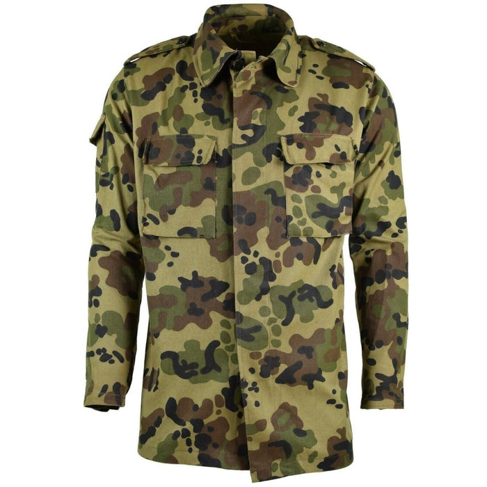 Véritable veste de campagne M93 de l'armée roumaine avec motif de feuilles camouflage avec poches poitrine boutonnées et tissu durable.