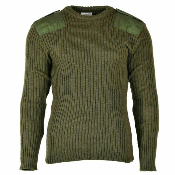 Pull en laine vert olive de l'armée britannique avec épaules et coudes renforcés, col, poignets et taille en tricot côtelé.