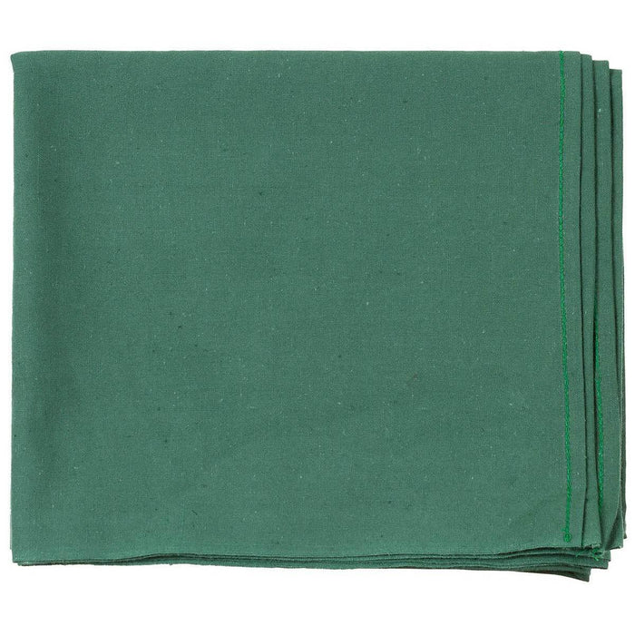 Pile de serviettes vertes sur fond blanc