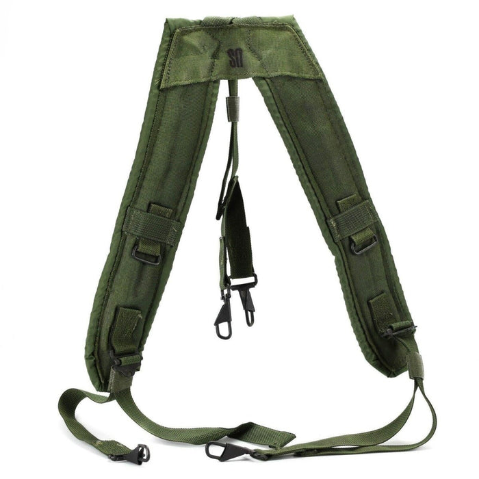 Véritables bretelles militaires LC-2 de l'armée américaine en vert olive avec sangles rembourrées et clips de fixation ALICE pour supporter des charges lourdes.