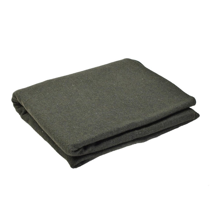 Couverture pliée vert foncé sur fond blanc