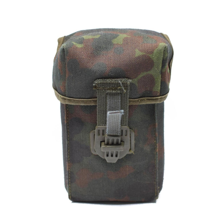 Pochette pour magazines militaires allemands G3 en camouflage Flecktarn avec tissu durable et fermeture à boucle sécurisée, équipement militaire excédentaire.