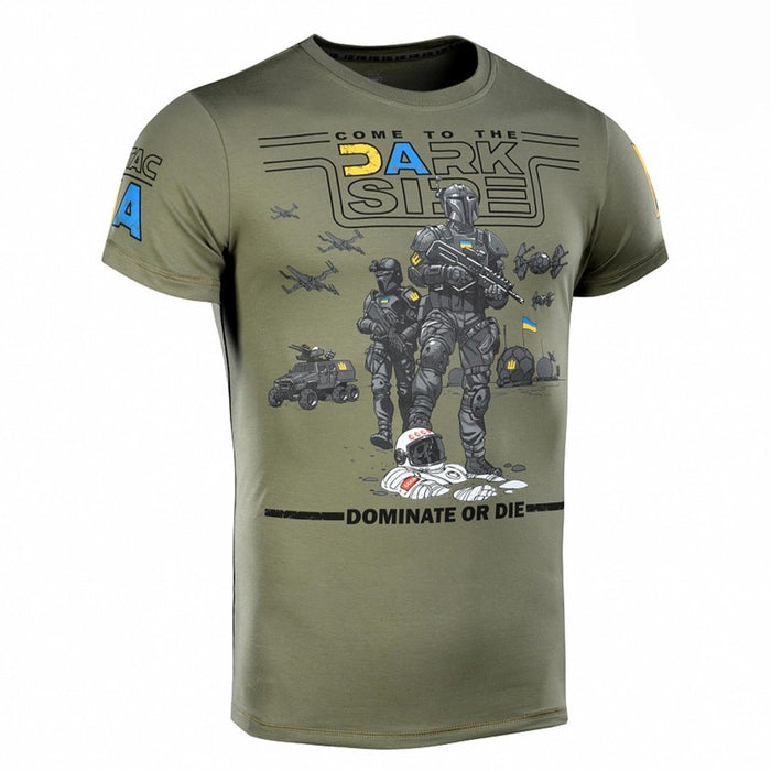 T-shirt vert olive de style militaire M-TAC avec graphisme de soldats tactiques et détail du drapeau ukrainien sur la manche.