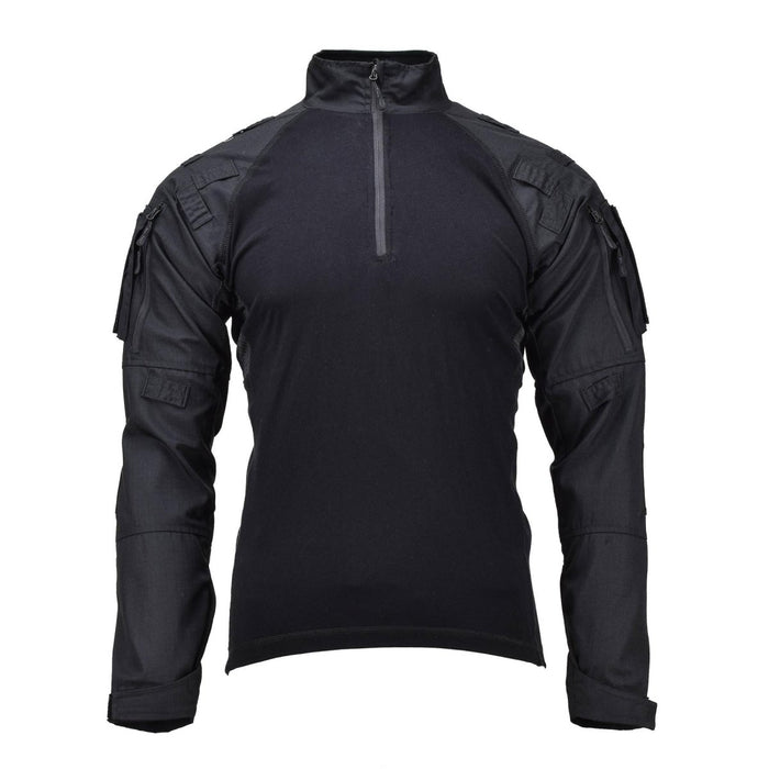 Chemise de combat tactique Mil-Tec noire avec coudes rembourrés, col zippé et plusieurs boucles de fixation pour l'équipement.