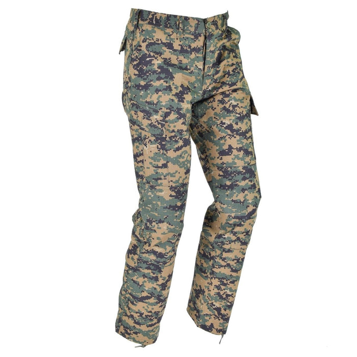 Pantalon camouflage numérique Woodland de style armée américaine Mil-Tec avec tissu ripstop durable et plusieurs poches cargo pour une utilisation en extérieur.