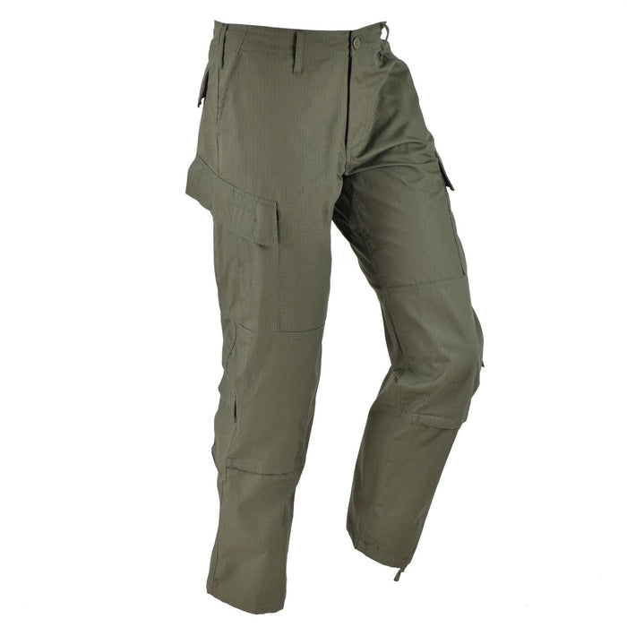 Pantalon cargo vert olive Mil-Tec de style armée américaine avec tissu ripstop et plusieurs poches fonctionnelles pour une utilisation en extérieur.