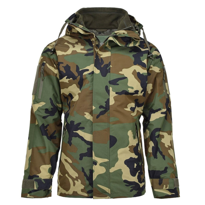 Veste d'hiver doublée de polaire MIL-TEC GEN II en camouflage forestier avec doublure amovible, capuche et conception softshell résistante à l'eau